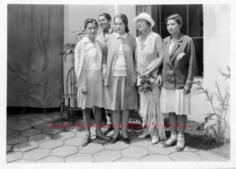 Lea Luboshutz with her students on a patio
